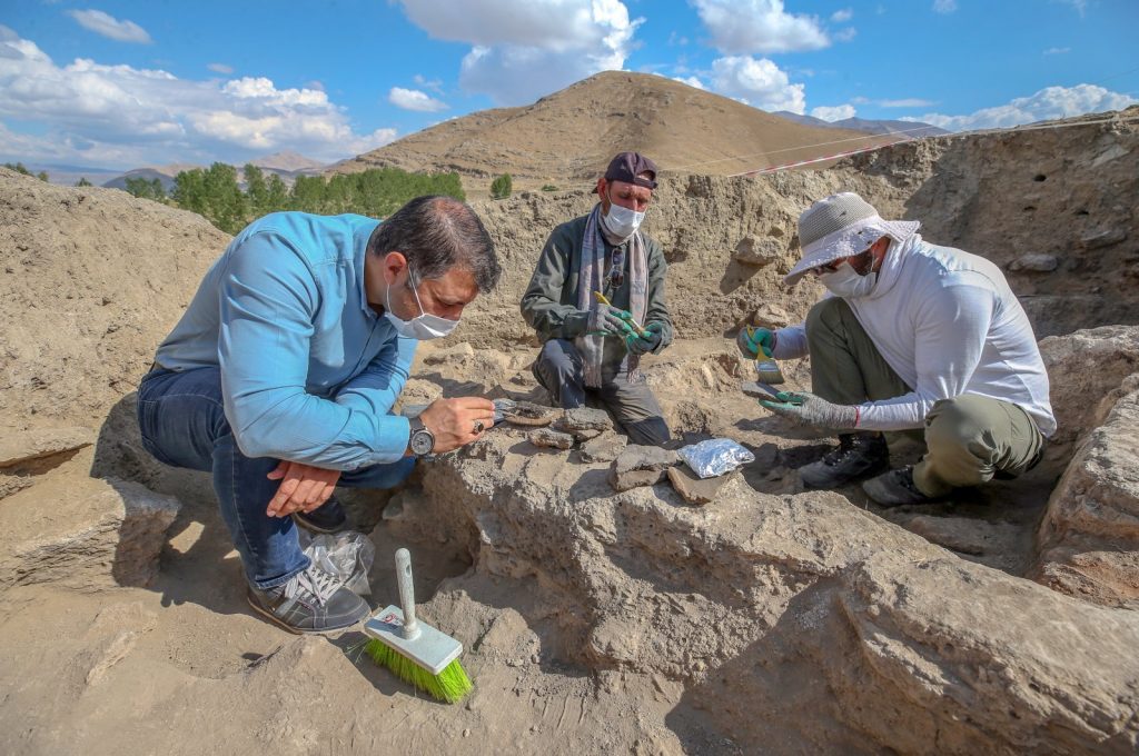 Arkeologlar Van İremir Höyük’te Erken Tunç Çağına Ait Yaşam Alanı Buldu!