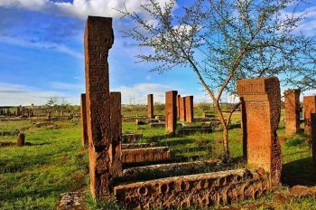 Ahlat'ta bulunan Selçuklu dönemine ait mezar taşları tarihe ışık tutuyor.