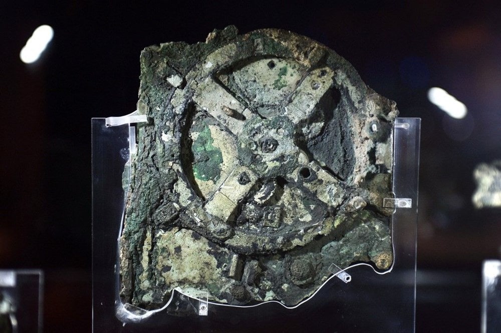 Dünyanın ilk analog bilgisayarı olarak tanımlanan Antikythera mekanizması