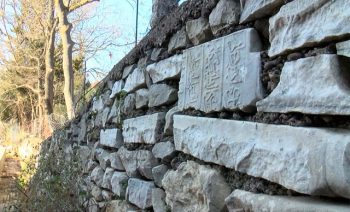 Osmanlı döneminde kalma mezar taşları mezarlık duvarında kullanılmış