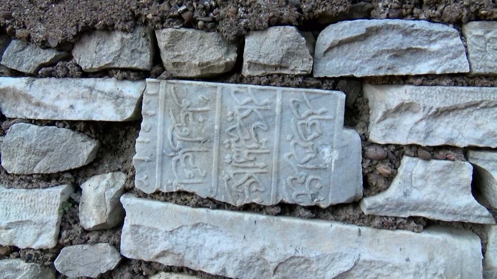 Şile'de Osmanlı dönemi mezar taşları mezarlık duvarı yapımında kullanılmış