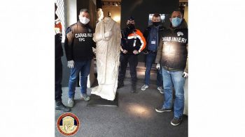 İtalyan polisi tarafından ele geçirilen Roma heykeli