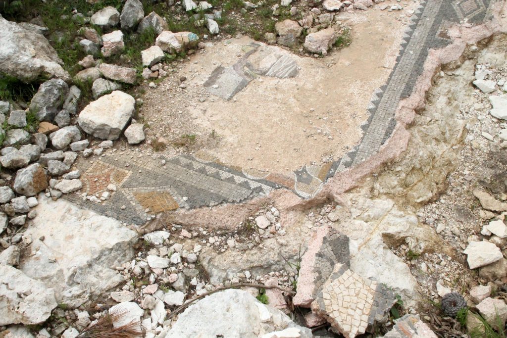 Kaçakçılar mozaikleri paramparça etmişler Antalya-