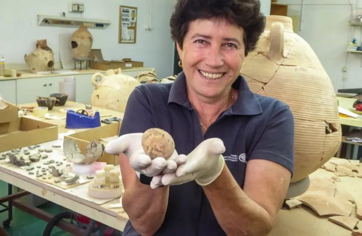 İsrail Eski Eserler Kurumu arkeolog Alla Nagorsky, 1000 yıllık tavuk yumurtasını gösteriyor. (fotoğraf: ASSAF PEREZ/İSRAİL ANTIQUITIES AUTHORITY)