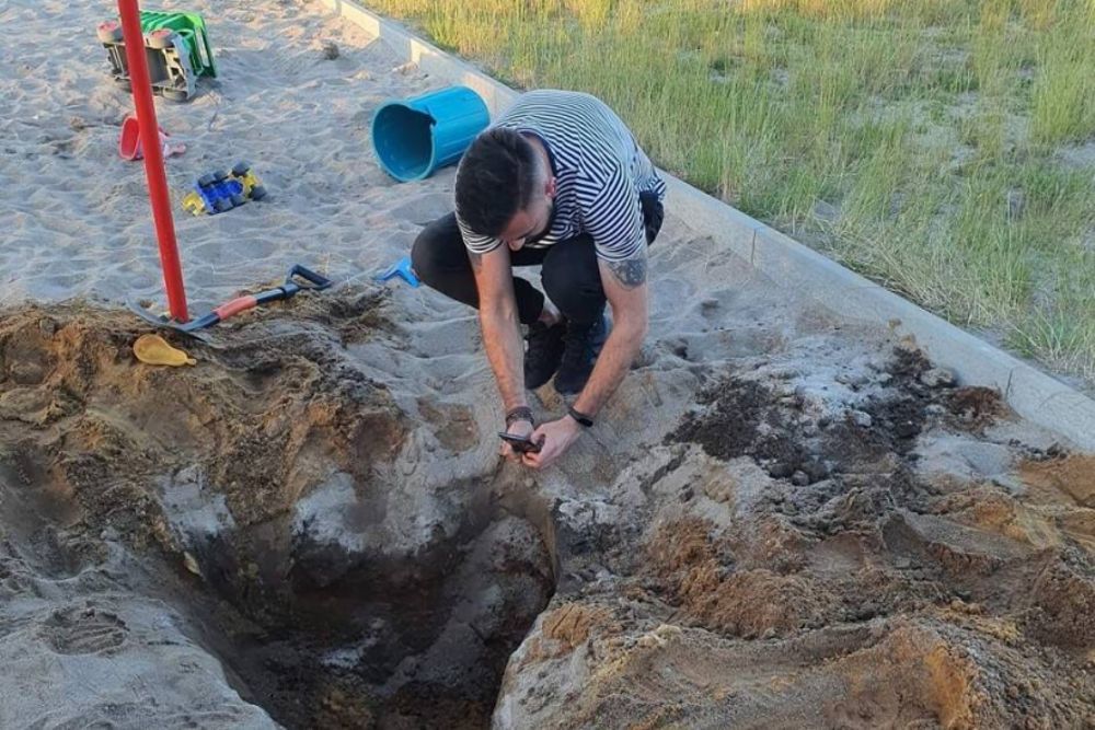 Polonya'da çocuklar kum havuzunda tunç çağı mezar buldular.