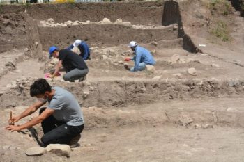 Bilecik'te sürdürülen kazılarda 11.000 yıllık müzik aleti bulundu