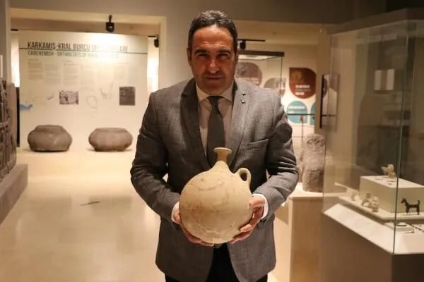 Gaziantep Müze Müdürü Özgür Çomak, "Dünyanın ilk gülücük emojili eseri" müzemizde sergilenecek dedi.