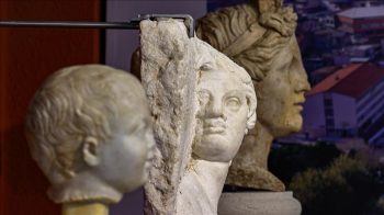 Satyros kabartması ve heykeller