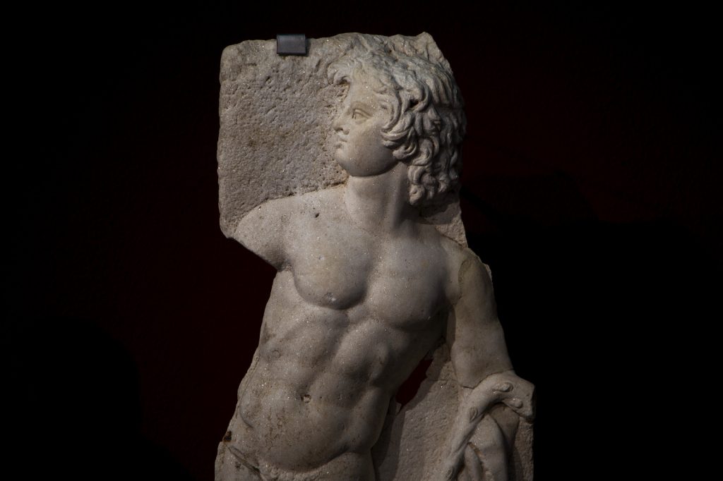 Smyrna-Antik-Kenti-kazılarında-çıkan-heykel