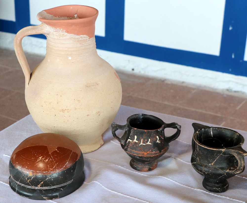 Assos kazılarında ortaya çıkarılan mutfak malzemeleri Fotoğraf DHA