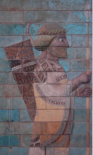 Susa'da sırlı silisli tuğlalar, c. Bir Ahameniş askerini tasvir eden MÖ 510 (Wikimedia Commons)
