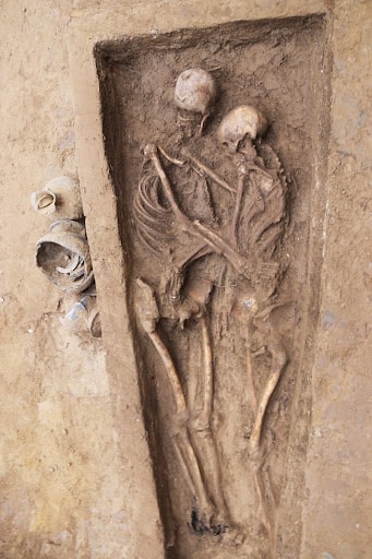 İki sevgilinin birbirine sarılarak gömüldüğü mezar