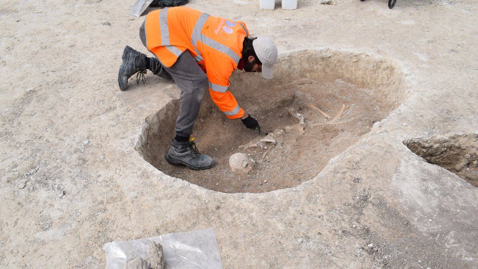 İngiltere'de Cambridgeshire arkeolojik kazısında bulunan 4500 yıllık tunç çağı çiftçisinin mezarı