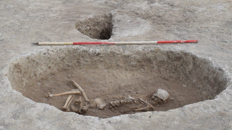İngiltere'de Cambridgeshire arkeolojik kazısında yaklaşık 4500 yıllık tunç çağı çiftçisinin mezarı ortaya çıkarıldı. Fotoğraf OXFORD ARKEOLOJİ DOĞU