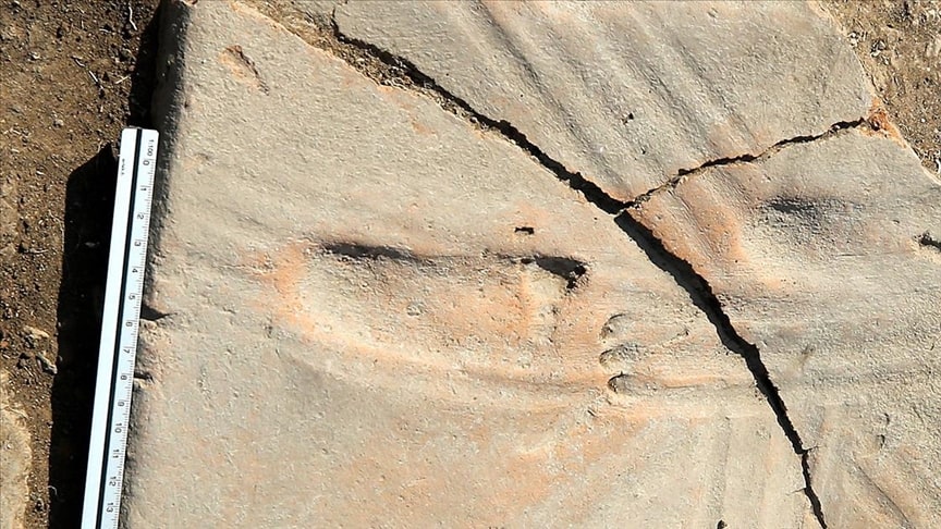 Assos antik kentinde 1300 yıllık bebek ayak izi