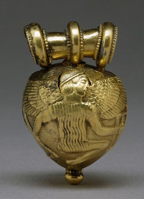 Daedalus ve Icarus ile Etrüsk Altın Bulla, MÖ 5. Yüzyıl BCA “bulla”, parfüm veya tılsım taşıyabilen içi boş bir kolyedir. Kaynak