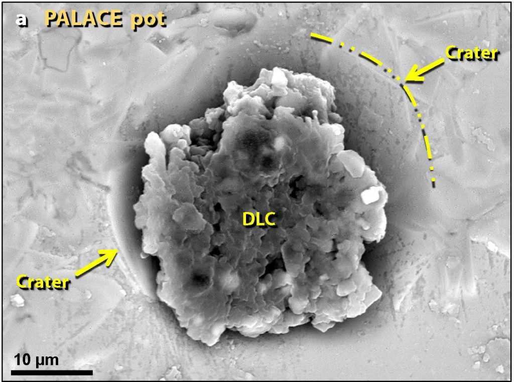 Bir kraterin içindeki diamonoidler (ortada), ateş topunun ahşap ve bitkiler üzerindeki yüksek sıcaklıkları ve basınçları tarafından oluşturulmuştur. Malcolm LeCompte, CC BY-ND