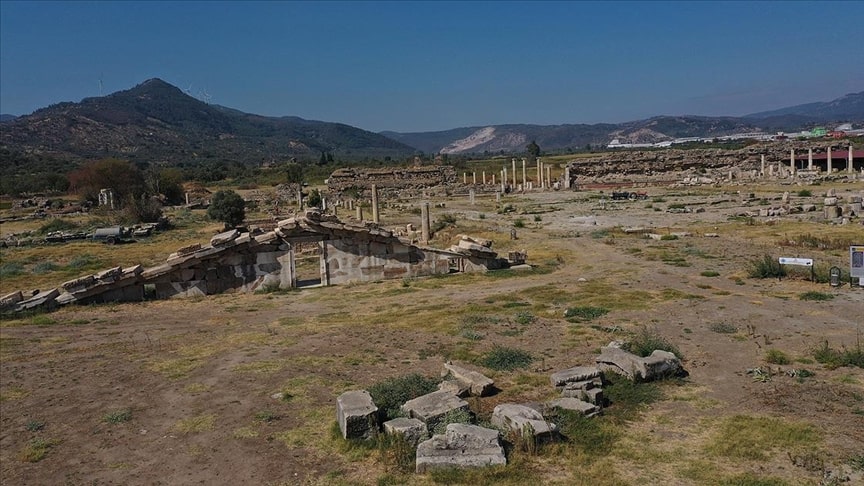Magnesia Antik Kenti_Zeus tapınağı giriş kapısı çıkarılıyor