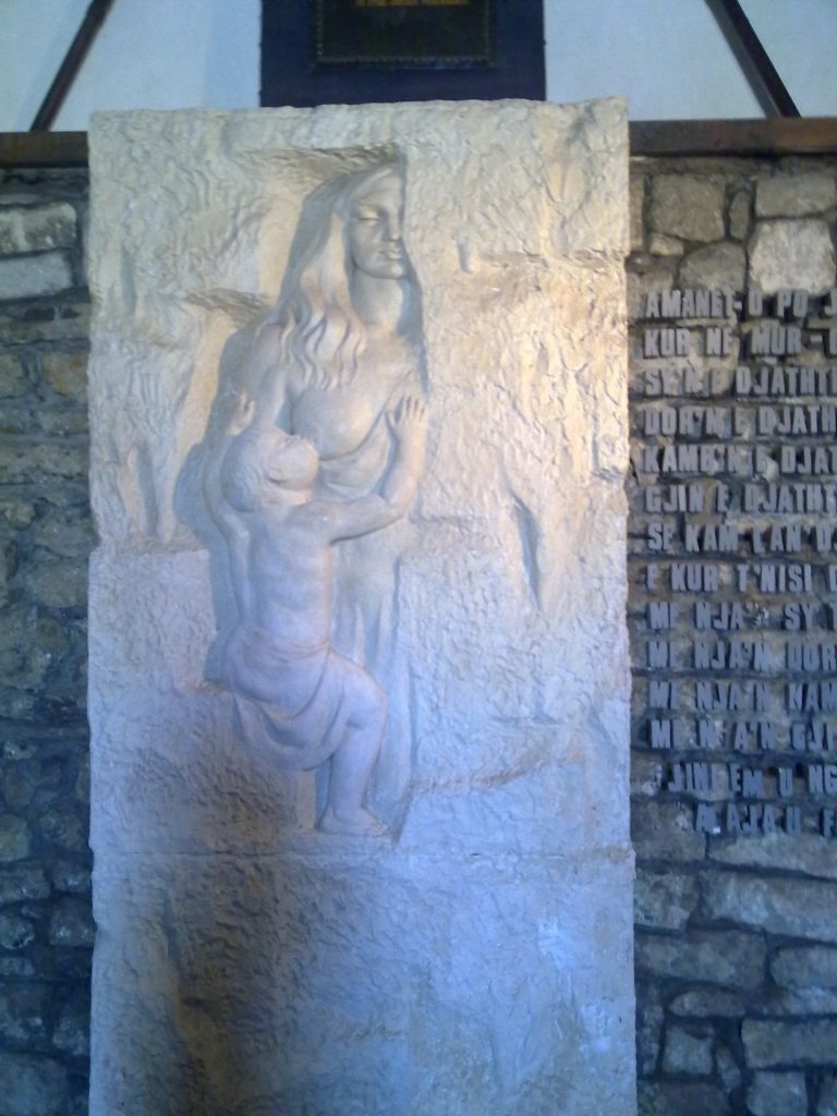 Arnavutlukta bulunan Rozafa Kalesinin temeline gömüldüğü düşünülen Rozafa adlı kadının heykeli.