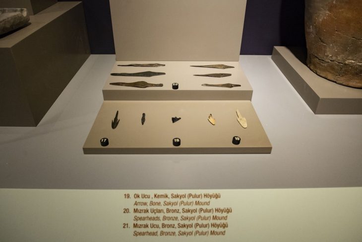 Tunceli Müzesi'nde sergilenen Pulur Sakyol Höyüğü ok uçları