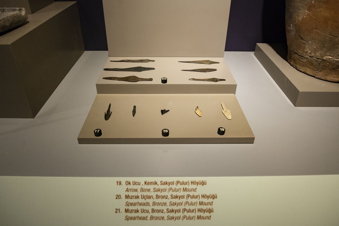 Tunceli Müzesi'nde sergilenen Pulur Sakyol Höyüğü ok uçları