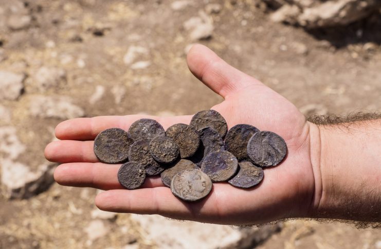  İsrail'in Modiin-Maccabim-Reut kentinde Hasmona döneminden kalma bir gümüş sikke yığını 