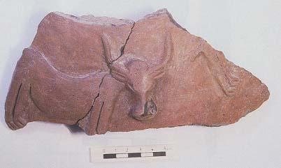 Konya Çatalhöyük'te bulunan boğa tasvirli kap parçası.