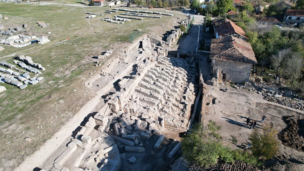 Aizanoi antik kentinde kemik atölyesi ve kandil dükkanı bulundu