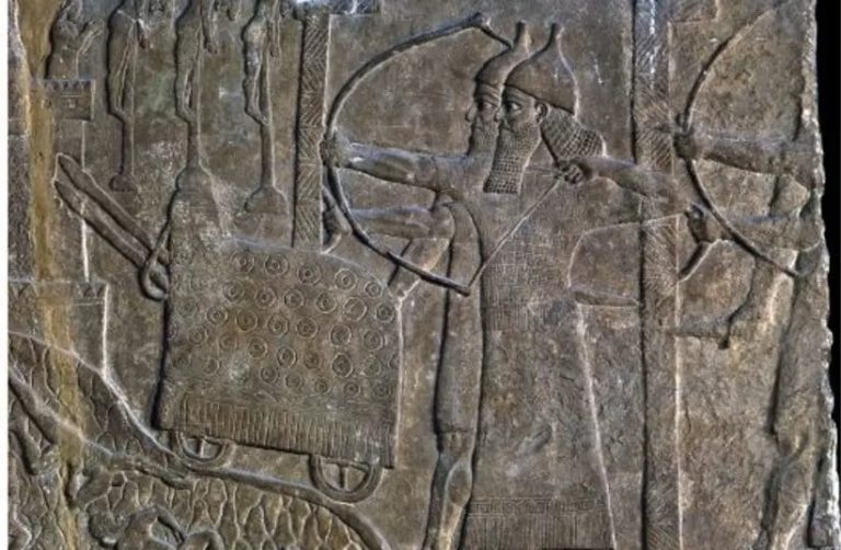 Nimrud'daki III. Tiglath-Pileser sarayından bir kabartmada, Asur askerlerini koruyan iki büyük L şeklinde kalkanlı kuşatma sahnesi (fotoğraf: British Museum'un izniyle) Nimrud'daki III. Tiglath-Pileser sarayından bir kabartmada, Asur askerlerini koruyan iki büyük L şeklinde kalkanlı kuşatma sahnesi (fotoğraf: British Museum'un izniyle)
