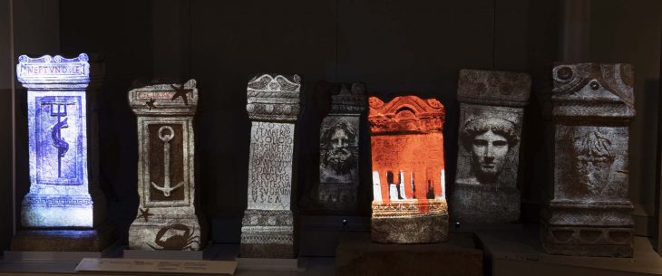 Great Northern Museum da sergilenen renkli Roma sunakları