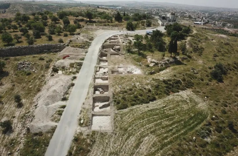 Hanuka sapan taşının bulunduğu Güney Hebron Tepelerinde yer alan Zif arkeolojik sit alanı