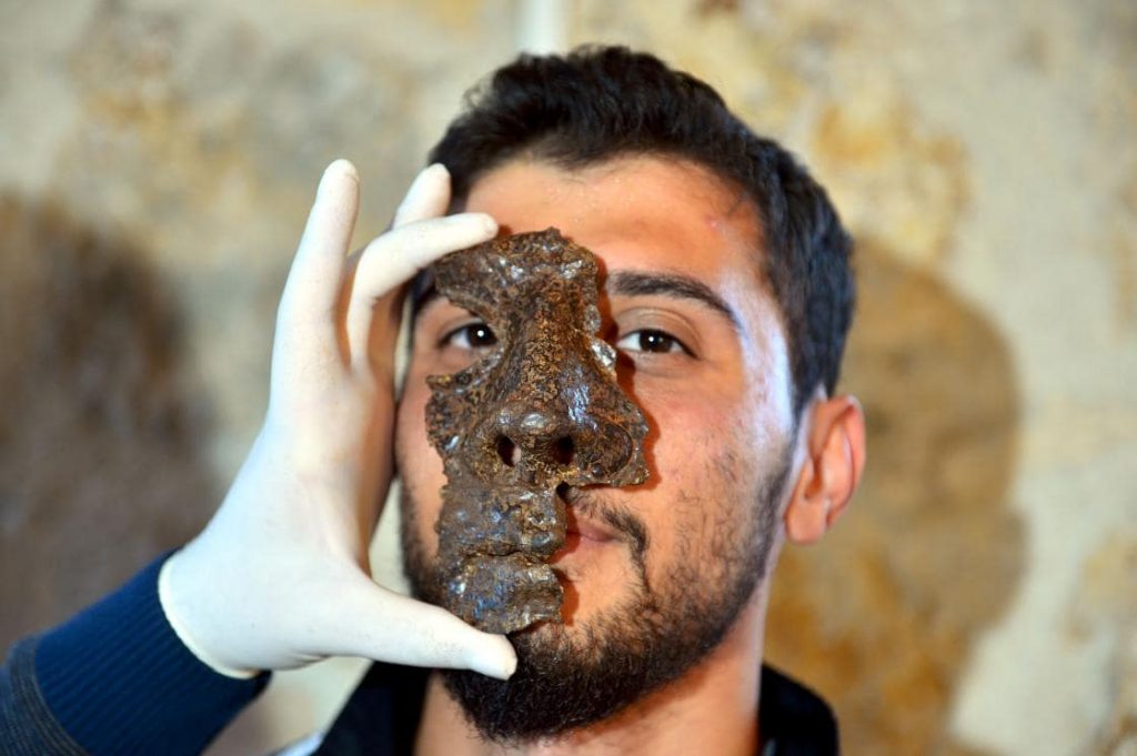 Hadrianaupolis Antik Kenti 1800 yıllık demir maske