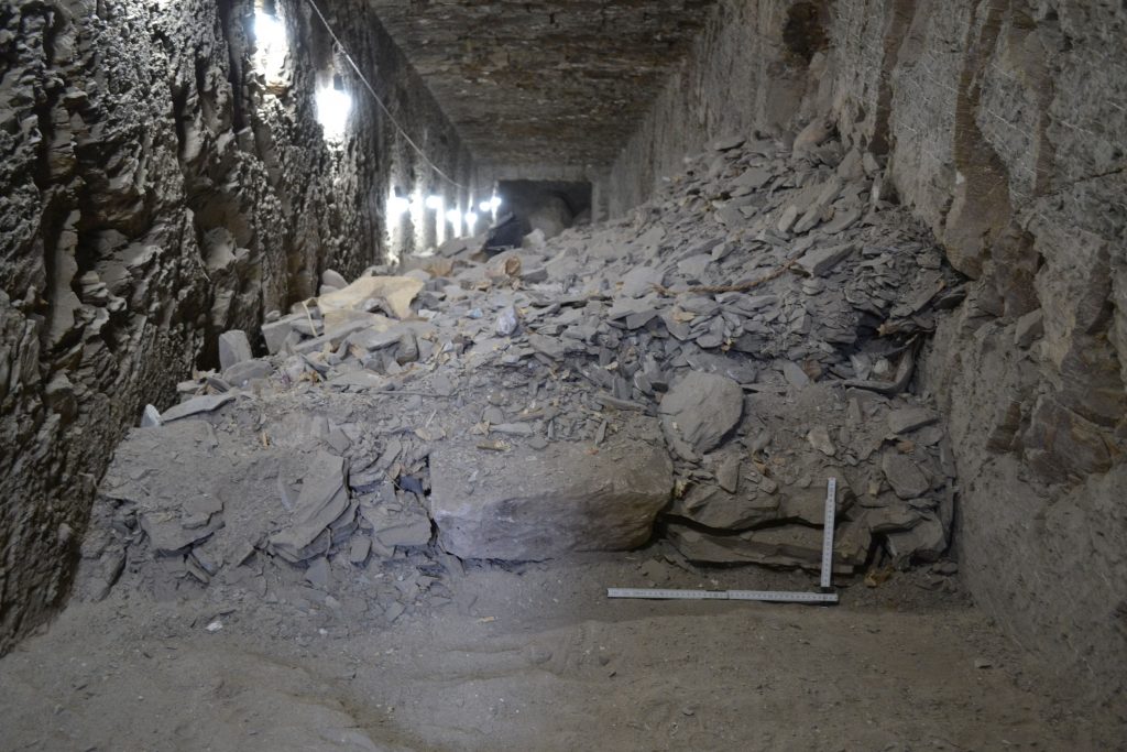 Hatshepsut tapınağının altındaki mezardaki moloz. Dr. Patryk Chudzik