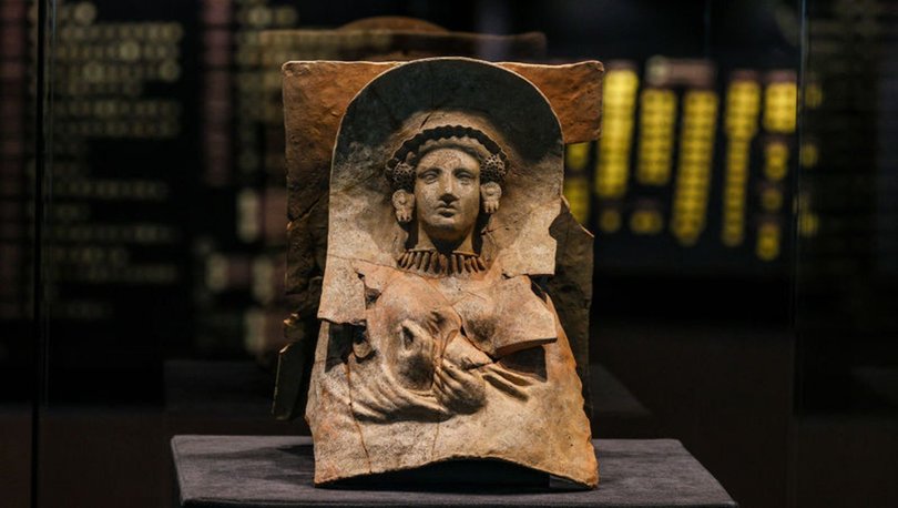 İyon kadın maskları İzmir Arkeoloji Müzesi'nde sergileniyor.