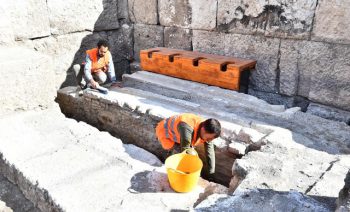Smyrna Antik tiyatrosunda latrina bulundu