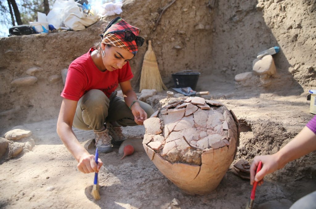 Arkeologlar, Türkiye'nin güneyindeki Mersin'deki Yumuktepe Höyüğü'ndeki 4.500 yıllık çömlek üzerinde çalışıyorlar. (Fotoğraf AA)
