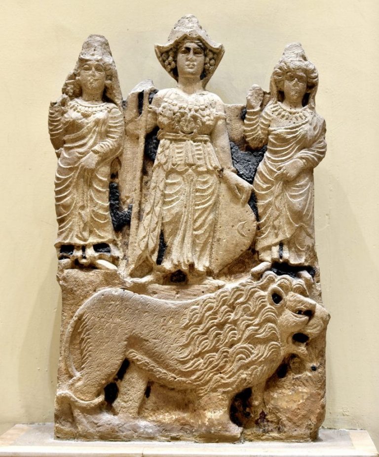 Al-Lat, Al-Uzza ve Manat heykel grubu