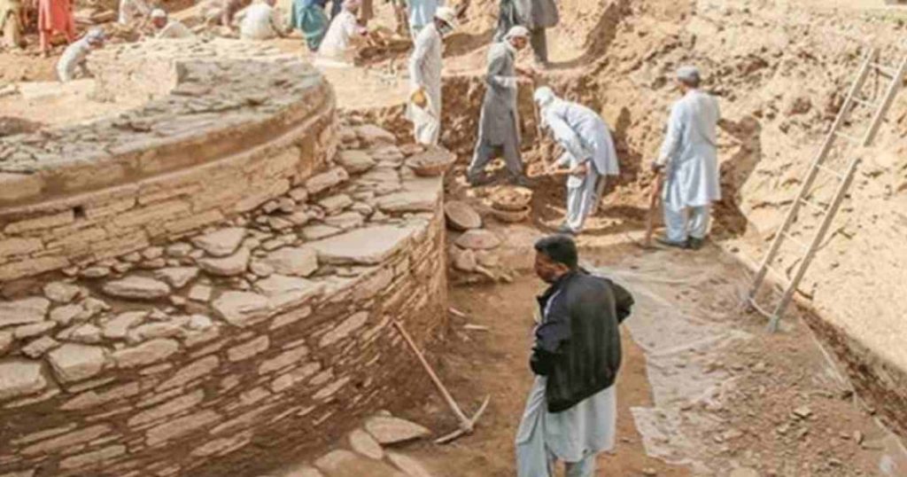 Arkeologlar, Swat, Barikot Tehsil'in Bazira bölgesinde Budist döneminden kalma bir Apsis tapınağı keşfettiler. Raporlara göre, iyi korunmuş dört metre yüksekliğindeki tapınak 2300 yaşında ve Budist döneminden. Fotoğraf: Dileep Kumar Khatri/ Twitter