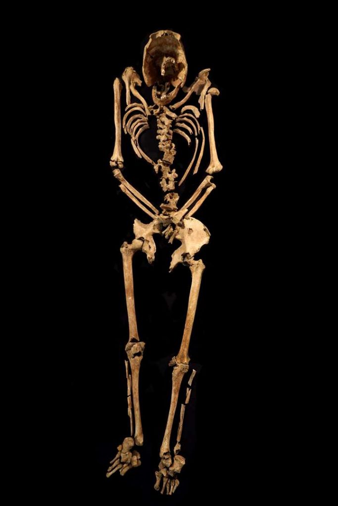 Çarmıha gerilmiş iskelet Fotoğraf Albion Arkeoloji ve Adam Williams