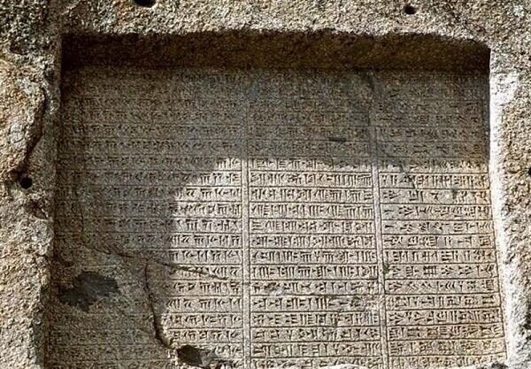 Yakın Doğu Arkeolojisi konusunda uzmanlaşmış bir arkeolog olan Francois Desset, 4400 yıllık bir çivi yazısı kısma parçasını deşifre etti. Fotoğraf: Tahran Times