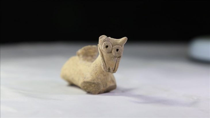 Hasankeyf Kalesi kazısında bulunan 3000 yıllık at figürü