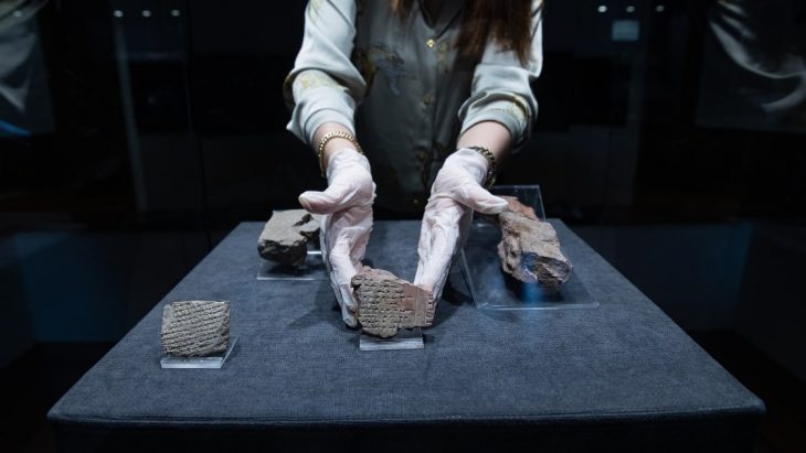 İzmir Arkeoloji Müzesi'nde sergilenen Hitit çivi yazılı tabletlerde kutsal evlilik