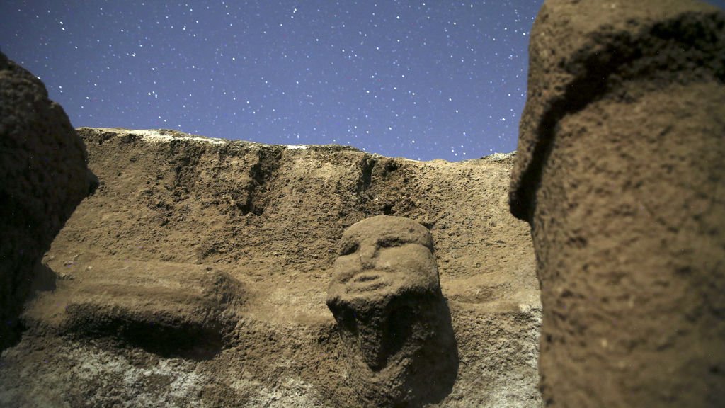 Karahantepe'yi Göbeklitepe'den ayıran insan tasvirleri ve üç boyutlu insan heykelleri bulundu.