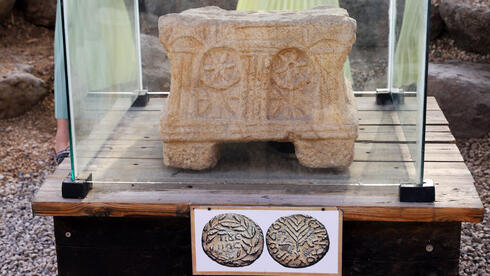 Migdal kazılarında ilk bulunan sinagogda yer alan antik parça