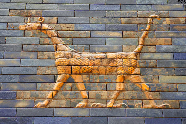 Persepolis'te Boğa ve Ejderha Motifli Sırlı Tuğlalar Bulundu