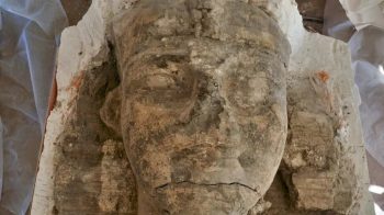 Amenhotep'in mezar tapınağında çıkarılan sfenks