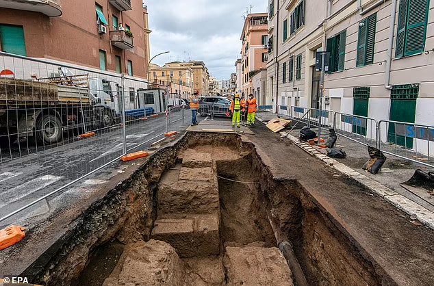 Arkeologlar, şehrin Appio Latino semtindeki Via Luigi Tosti'de (resimde) elektrik şirketi Acea için boru döşeyen işçiler gömülü mezarları gördükten sonra çağrıldılar.