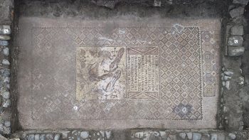 Kutsal Havariler Kilisesi'nde bulunan kölenin Tanrıya teşekkür mozaiği