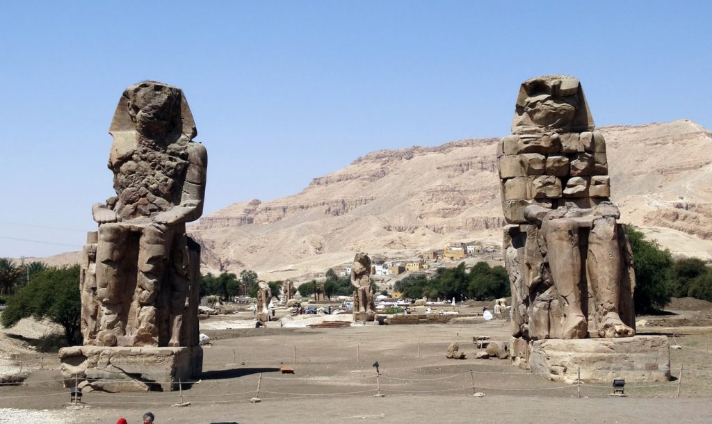 III: Amenhotep'in mezar tapınağı Luksor'da bulunuyor