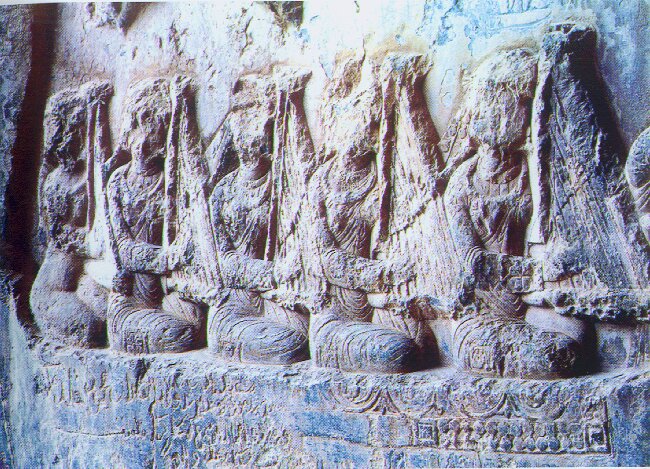 Taq-e Bostan'da 6. yüzyıldan kalma bir Sasani kabartmasında tasvir edilen Chang oyuncuları